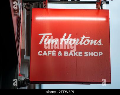 Tim Hortons Cafe und Bake Shop hängen rote Geschäft Schild, Birmingham, West Midlands, Großbritannien Stockfoto