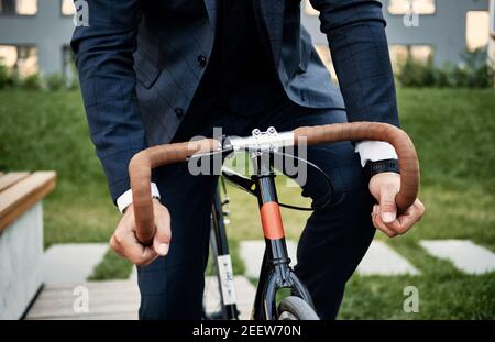 Mann im eleganten Anzug Fahrrad fahren. Geschäftsmann auf einem Fahrrad Stockfoto