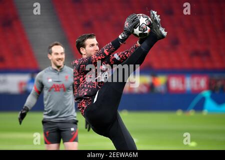 Budapest, Ungarn. Februar 2021, 16th. Fußball: Champions League, K.O.-Runde, Runde 16, erste Etappe, RB Leipzig - FC Liverpool in der Puskas Arena. Torwart Adrian von Liverpool beim Aufwärmen. Kredit: Marton Monus/dpa/Alamy Live Nachrichten Stockfoto