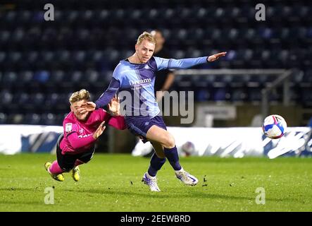 Kamil Jozwiak (links) von Derby County und Jack Grimmer von Wycombe Wanderers kämpfen während des Sky Bet Championship-Spiels im Adams Park Stadium, High Wycombe, um den Ball. Bilddatum: Dienstag, 16. Februar 2021. Stockfoto