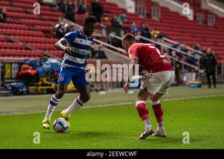 Bristol, Großbritannien. Februar 2021, 16th. Andy Yiadom #17 von Reading sieht Jack Hunt #2 von Bristol City in Bristol, UK am 2/16/2021 passieren. (Foto: Gareth Dalley/News Images/Sipa USA) Quelle: SIPA USA/Alamy Live News Stockfoto