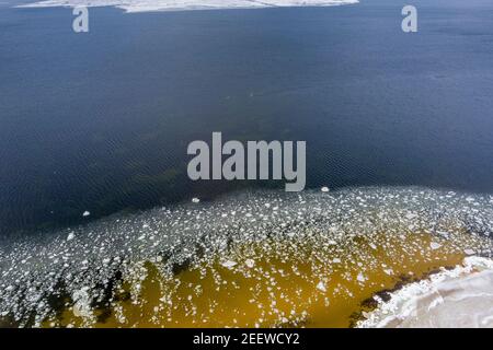 Eisblöcke, die in einem ruhigen Meerwasser herumtreiben, schaffen interessante Luftbilder. Stockfoto