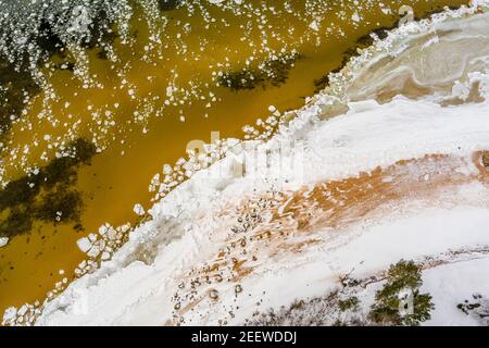 Eisblöcke, die in einem ruhigen Meerwasser herumtreiben, schaffen interessante Luftbilder. Stockfoto