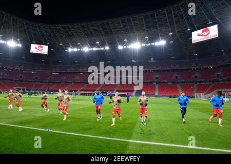 Budapest, Ungarn. Februar 2021, 16th. Fußball: Champions League, K.O.-Runde, Runde 16, erste Etappe, RB Leipzig - FC Liverpool in der Puskas Arena. Die Leipziger Spieler wärmen sich vor dem Spiel auf. Kredit: Marton Monus/dpa/Alamy Live Nachrichten Stockfoto