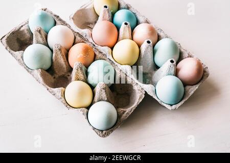 Ostern Getting Ready Konzept. Farbige Ostereier in zwei Kartons. Stockfoto