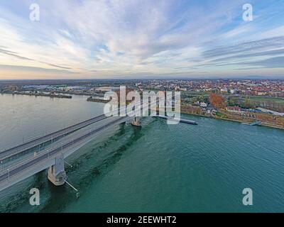 Luftaufnahme der Nibelungenbrücke in Worms mit einem Blick auf das Stadttor bei Sonnenaufgang Stockfoto