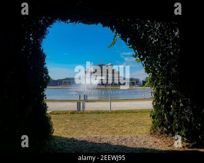 Breslau Pergola Brunnen mit hundertjährigen Halle im Hintergrund eingerahmt von Blätter Stockfoto