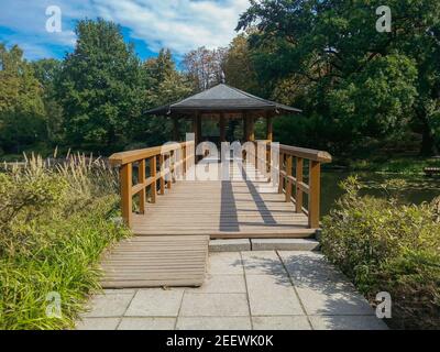 Holzbower mit Holzbrücke im japanischen Garten Stockfoto