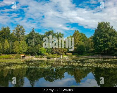 Japanischer Garten mit Reflexionen in großen See Stockfoto