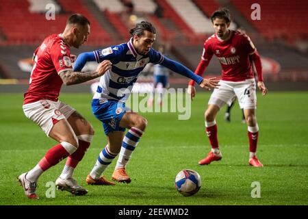 Bristol, Großbritannien. Februar 2021, 16th. Tomas Esteves #2 von Reading Cuts Inside Jack Hunt #2 von Bristol City, um den Schuss in Bristol, Großbritannien am 2/16/2021 zu machen. (Foto: Gareth Dalley/News Images/Sipa USA) Quelle: SIPA USA/Alamy Live News Stockfoto