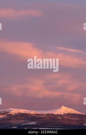 Morgendämmerung in Aberdeenshire an einem Wintermorgen mit rosa Wolken Über Schneebedeckten Bennachie Stockfoto