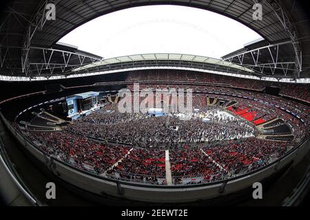 London, Großbritannien. 9.. Juni 2013. Weite Sicht auf das Innere des Wembley Stadions und Fans, die beim Summertime Ball von Capital FM im Wembley Stadium, London, ankommen. Stockfoto