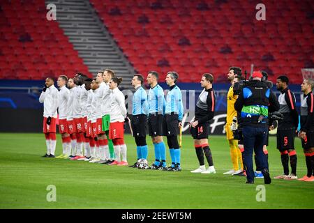 Budapest, Ungarn. Februar 2021, 16th. Fußball: Champions League, K.O.-Runde, Runde 16, erste Etappe, RB Leipzig - FC Liverpool in der Puskas Arena. Die Spieler beider Mannschaften (Leipzig links) vor dem Spiel. Kredit: Marton Monus/dpa/Alamy Live Nachrichten Stockfoto