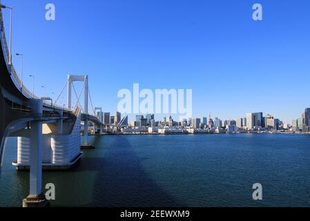 Landschaft der Tokyo Bay Rainbow Bridge und im Zentrum von Tokio Stockfoto
