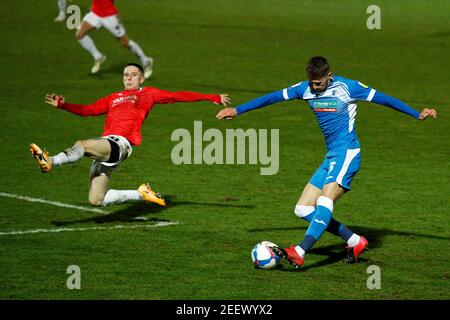 SALFORD, ENGLAND. FEB 16th Barrows Patrick Brough überquert den Ball während des Sky Bet League 2-Spiels zwischen Salford City und Barrow in Moor Lane, Salford am Dienstag, den 16th. Februar 2021. (Kredit: Chris Donnelly, MI News) Kredit: MI Nachrichten & Sport /Alamy Live Nachrichten Stockfoto