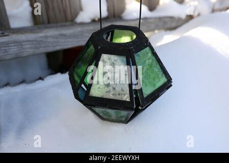 Schneemuster auf farbigen Gläsern einer Taschenlampe auf einem Frostiger Tag Stockfoto