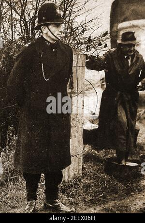 Ausbruch der MAUL- UND KLAUENSEUCHE 1957 - - ein altes Pressefoto eines britischen "Bobby" (Polizist) und eines Inspektoren des Landwirtschaftsministeriums (der seine Schuhe in Desinfektionsmittel tauche) auf einer Farm, auf der vor kurzem die Maul- und Klauenseuche ausgebrochen war. Nach einem schweren Ausbruch im Jahr 1920s hatte die Krankheit in britischen Farmen Fuß gefasst. Ausbrüche traten regelmäßig für die nächsten 40 Jahre auf. 1967 und im Jahr 2001 gab es weitere große Ausbrüche. Stockfoto