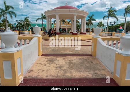 Cayo Santa Maria, Kuba, Februar 2016 - Pueblo La Estrella oder der Stern, auch bekannt als Plaza La Estrella, ist ein Einkaufsdorf für Touristen Stockfoto