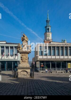 Posener Marktplatz Statue vor dem Rathausturm Stockfoto