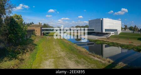 Farbenfrohe Aussicht auf das Museum in Poznan Stadt über Warta Fluss Am sonnigen Morgen Stockfoto