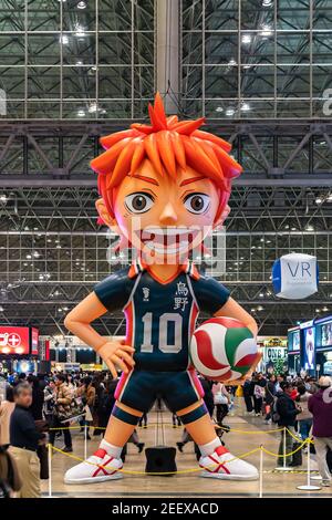 chiba, japan - dezember 22 2018: Riesige aufblasbare Struktur der Figur Shoyo Hinata aus der Anime- und Manga-Serie von Haikyu!! Unter dem stehen Stockfoto