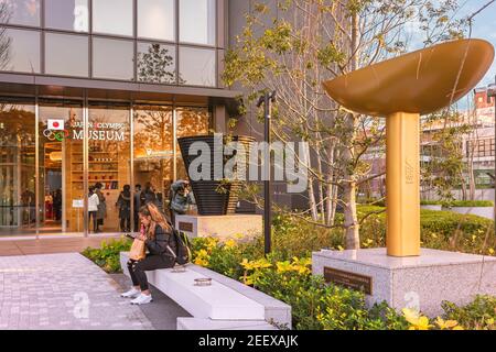 tokio, japan - januar 13 2020: Touristen ruhen im japanischen Olympischen Museum, geschmückt mit den Repliken der olympischen Kessel von Sapporo Olympic Win Stockfoto