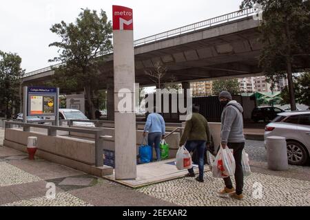 LISSABON, PORTUGAL - FEBRUAR 2: Eine allgemeine Ansicht von Menschen mit Lebensmitteltüten beim Betreten einer U-Bahnstation in Lissabon, am 2. Februar 2021. Die Lissabonner Subway Company verzeichnete Umsatzverluste aufgrund der covid-19-Pandemie im Jahr 2020 sowie einen Verlust von 50 % der Passagiere. Bei den Einnahmen war die Situation durch staatliche Unterstützung nicht so drastisch, sonst wären es 59 Millionen Euro. Stockfoto