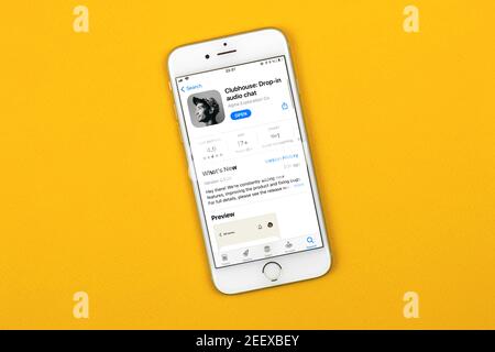 Kharkov, Ukraine - 16. Februar 2021: Clubhouse Drop in Audio-Anwendung auf Apple iPhone Smartphone-Bildschirm, App Store, neue und beliebte Soci angezeigt Stockfoto