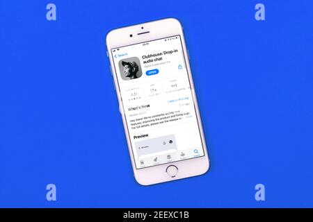 Kharkov, Ukraine - 16. Februar 2021: Clubhouse Drop in Audio-Anwendung auf Apple iPhone Smartphone-Bildschirm, App Store, neue und beliebte Soci angezeigt Stockfoto