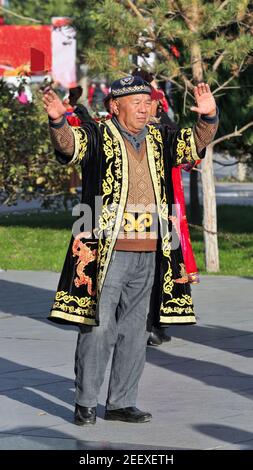 Tänzer in Uiguren-Stil Kleidung auf dem Hauptplatz der Stadt. Zhangye-Gansu-China-1232 Stockfoto