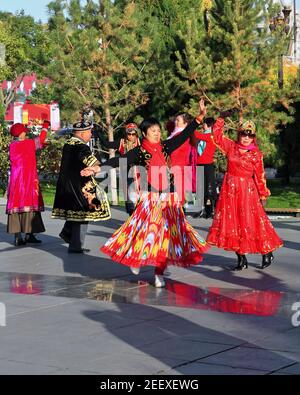 Tänzer in uigurischer Kleidung am Hauptplatz der Stadt. Zhangye-Gansu-China-1233 Stockfoto