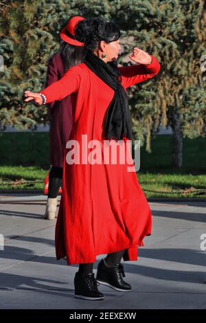 Tänzer in Uiguren-Stil Kleidung auf dem Hauptplatz der Stadt. Zhangye-Gansu-China-1234 Stockfoto