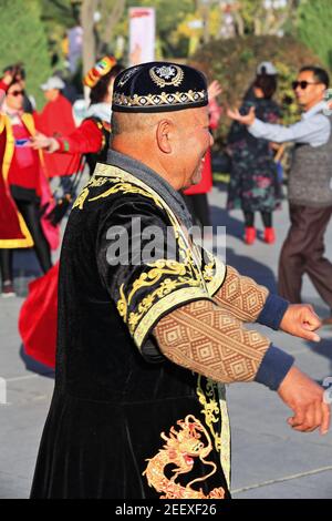 Tänzer in uigurischer Kleidung am Hauptplatz der Stadt. Zhangye-Gansu-China-1236 Stockfoto