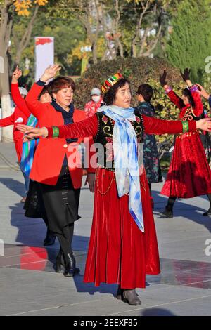 Tänzer in uigurischer Kleidung am Hauptplatz der Stadt. Zhangye-Gansu-China-1238 Stockfoto