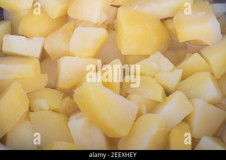 Kartoffeln in Wasser gekocht - Rezept - in den Prozess des Kochens. Stockfoto