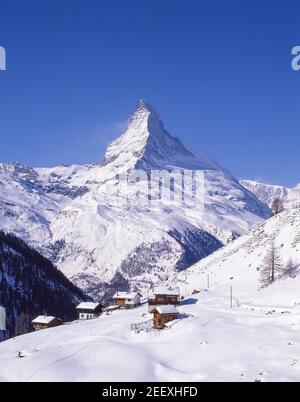 Berghütten und Skipiste mit Matterhorn Mountain Behind, Zermatt, Wallis, Schweiz Stockfoto