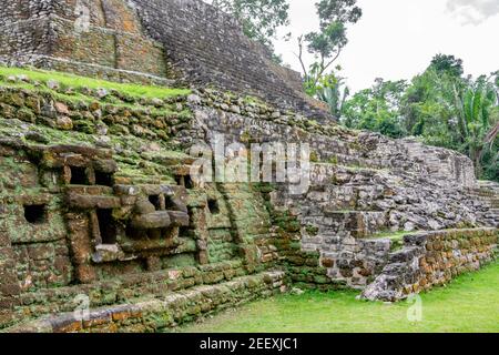 Tempel der Jaguar Masken in den Maya-Ruinen von Lamanai, im Orange Walk Bezirk von Belize Stockfoto