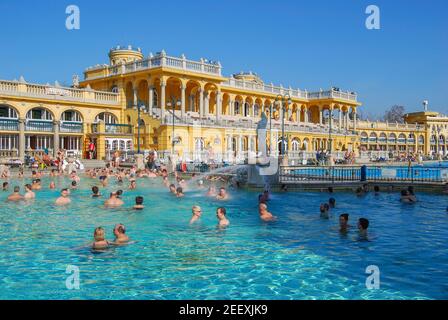 Thermalbäder im Freien, Szechenyi Heilbäder, Varosliget, Pest, Budapest, Republik Ungarn Stockfoto