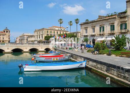 Hölzerne Fischerboote vertäut von Ponte Nuovo, Ortigia, Isola di Ortigia, Siracusa, Sizilien, Italien Stockfoto