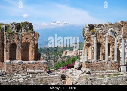 Das Teatro Greco mit Ätna hinter, Taormina, Provinz Messina, Sizilien, Italien Stockfoto