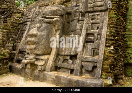 Der Maskentempel an den Maya-Ruinen von Lamanai, im Orange Walk Bezirk von Belize Stockfoto