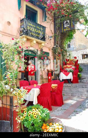 Restaurant im Freien auf gepflasterten Seitenstraße, Taormina, Provinz Messina, Sizilien, Italien Stockfoto