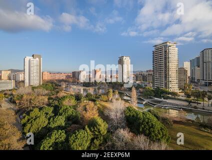 Blick auf den Diagonal Mar Park, eine teure Gegend mit modernen Hochhäusern. Bezirk in der Nähe des Meeres in Barcelona, Spanien. Stockfoto