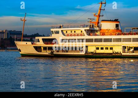 Fähre von Istanbul in Kadikoy Bay. Kadikoy Hintergrundbild. Istanbul in-line Fähren. Istanbul Hintergrundbild. Stockfoto