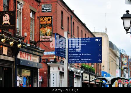Dublin, Irland. Schilder, in irischer und englischer Sprache, Front Architektur in der Temple Bar Gegend. Stockfoto