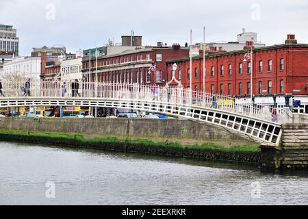 Dublin, Irland. Ha'Penny Bridge, auch bekannt als Liffey Bridge, verbindet über den Fluss Liffey die Liffey Street mit der Temple Bar Gegend. Stockfoto