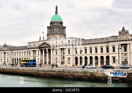 Dublin, Irland. Das Custom House am Ufer des Liffey. Das majestätische Gebäude stammt aus dem Jahr 1791. Stockfoto