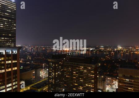 Luftaufnahme des mit Campus am Charles River Bank bei Nacht, Boston, Massachusetts, USA. Stockfoto