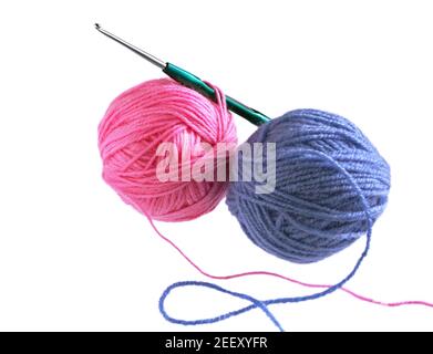 Ball of wool yarn and crochet hook isolated on white background. Balls of red, blue wool yarn and knitting needles. Stockfoto