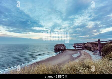 Küstenansicht Marsden Rock und Grotto South Shields at Abenddämmerung Stockfoto